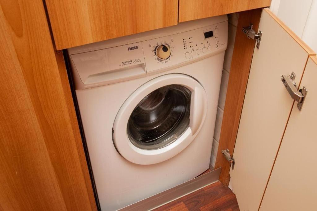 Big Apartment, Close To Train Station Apartament